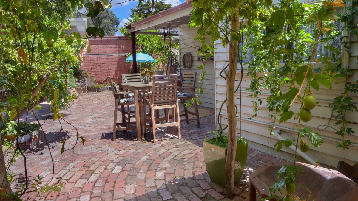 Bendigo Cottage | Cottage and garden near cbd with studio. Pet friendly.