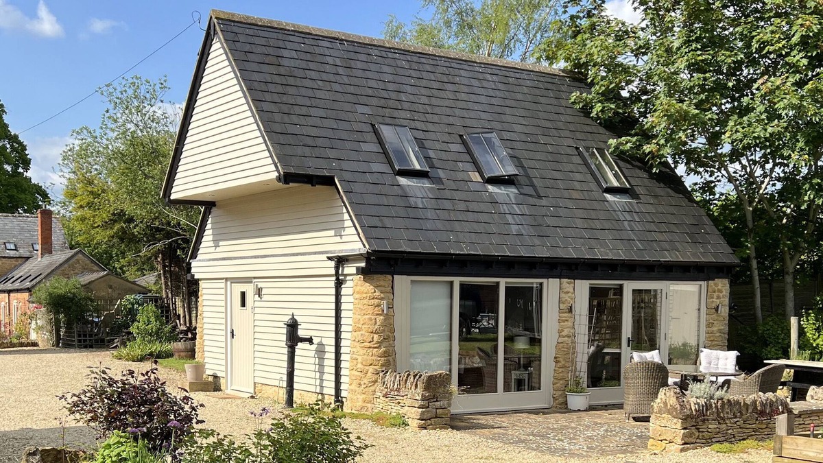 Whichford Cottage | COTTAGE AT HIRONS FARM, romantic, with a garden in Long Compton