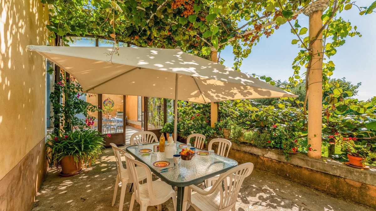Pont-Saint-Esprit Cottage | Cottage 'Atelier De Fernand - Mas Des Iles' with Private Terrace, Shared Garden and Wi-Fi