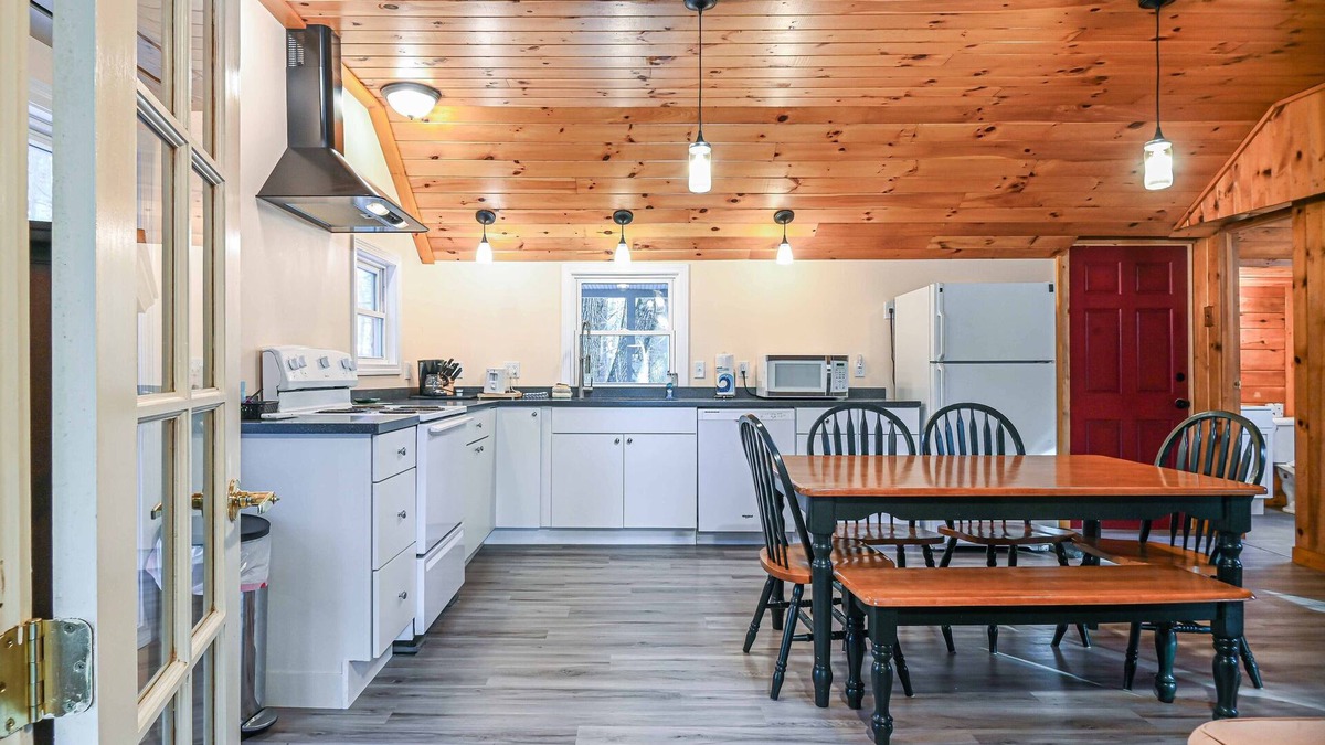 South Sanford Cabin | Cottage by the Pond – The Perfect Cozy Escape! Great for Couples and Families