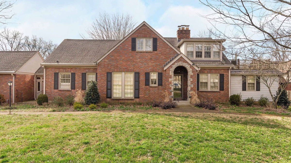 Green Hills House | Cottage Charm | Private Rooftop Deck