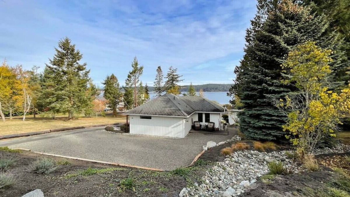 Sequim Cottage | Cottage · Cottage on the Bay- Hot Tub, Beach, Dock, Kayaks
