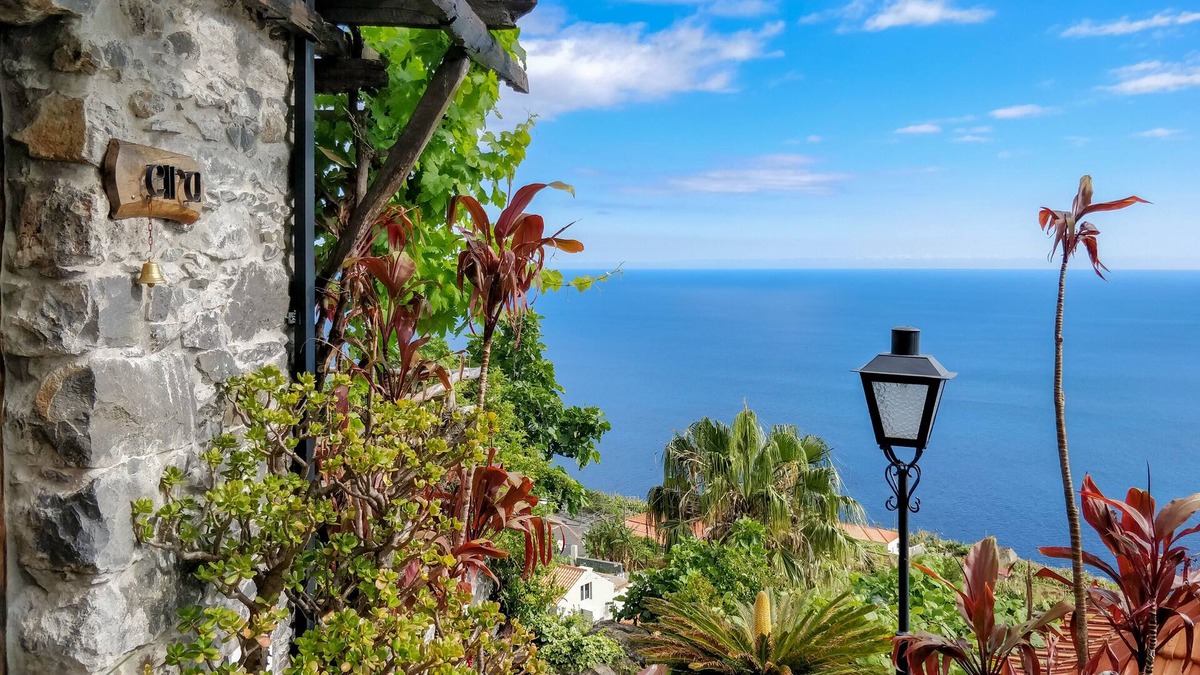 Arco da Calheta Cottage | Cottage Eira, charming getaway with Ocean View!