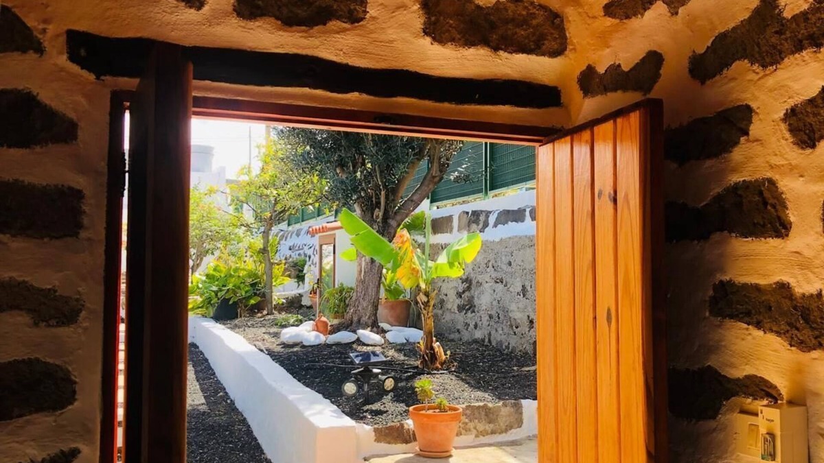 La Solana Cottage | Cottage in a quiet area with beautiful views, cozy style and well-kept garden.