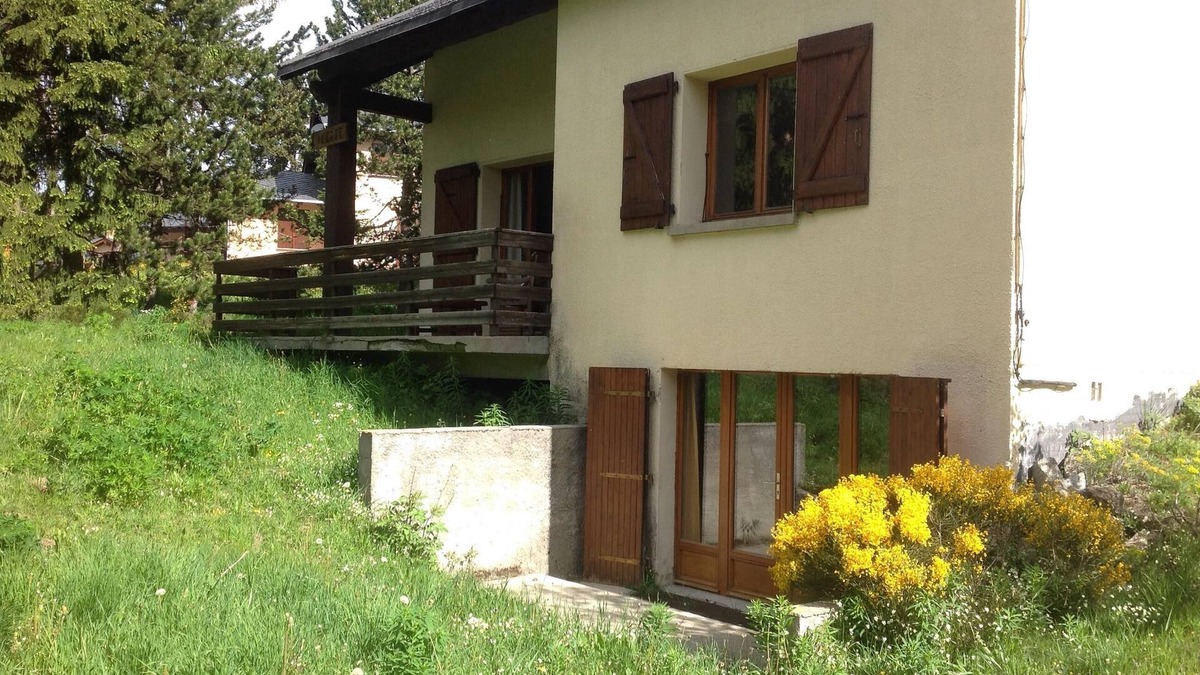 Superbolquere Ski Chalet | cottage in a quiet residential area on raised ground pine