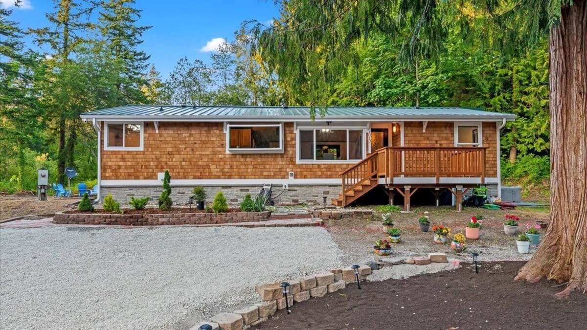 Camano Island Cottage | Cottage in Camano Island w/hot tub & large deck -7 min the Cama Beach State Park