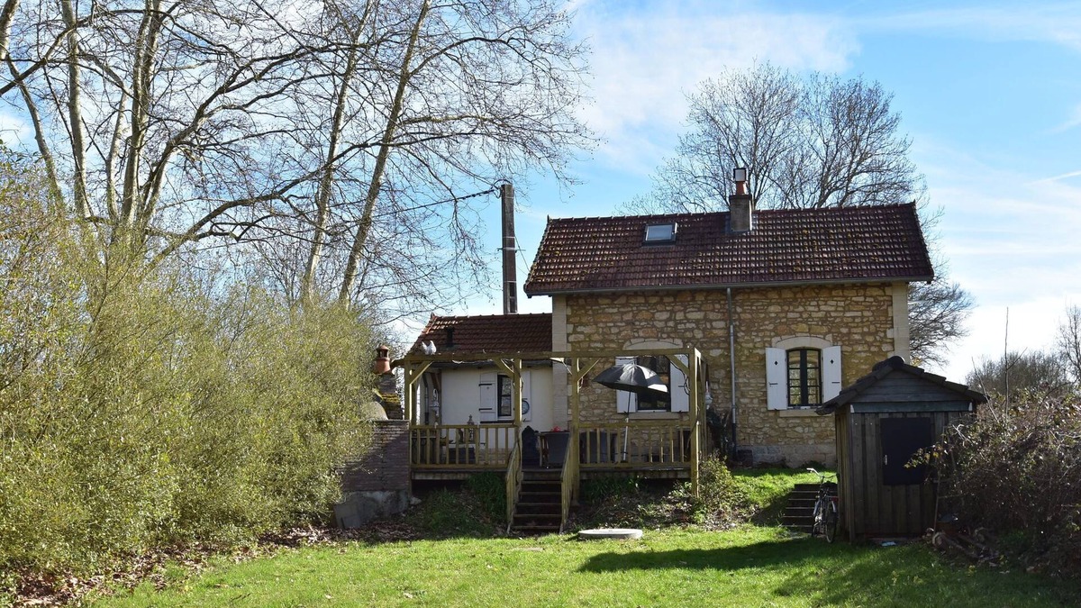Montaron House | Cottage in France with Garden near Lake