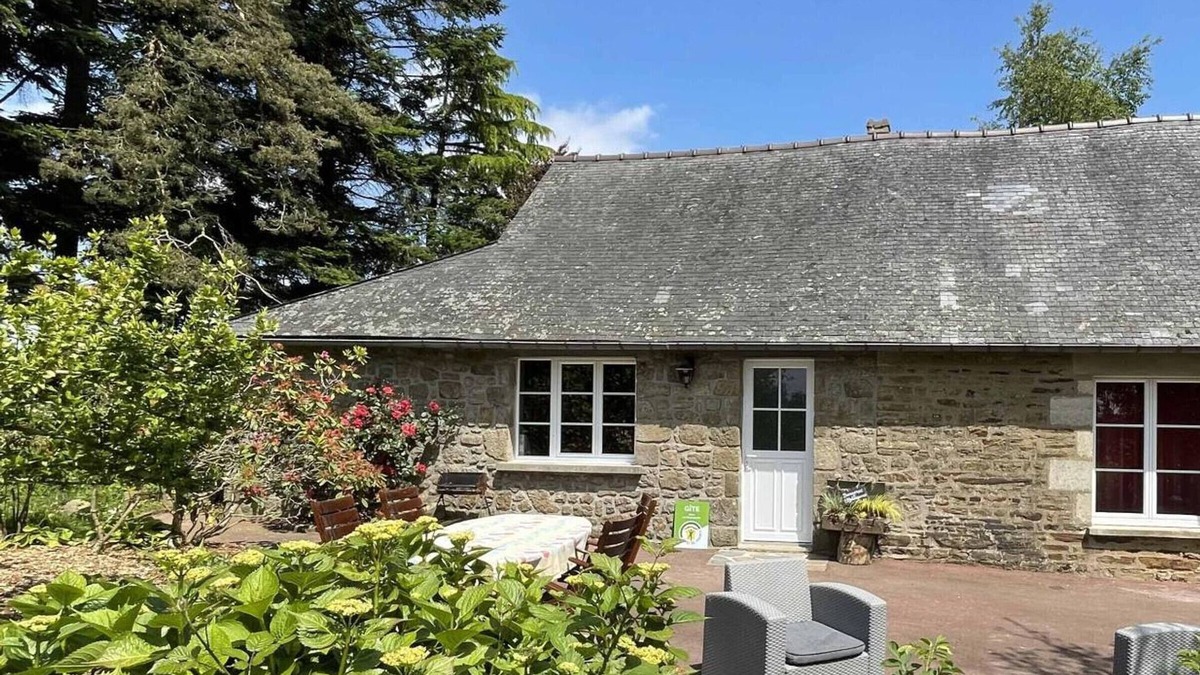 Mantilly Cottage | Cottage in Normandy with Garden and WiFi Included