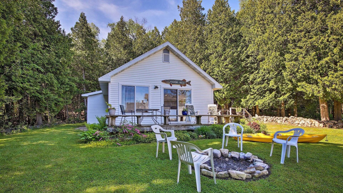 Rowleys Bay Cottage | Cottage in Roweleys Bay w/Deck & Fall Colors!
