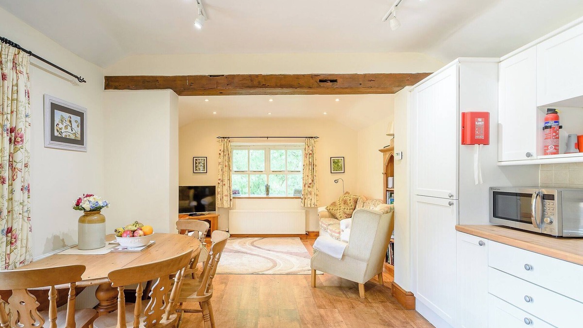 Garton Cottage | COTTAGE IN THE POND W43212
