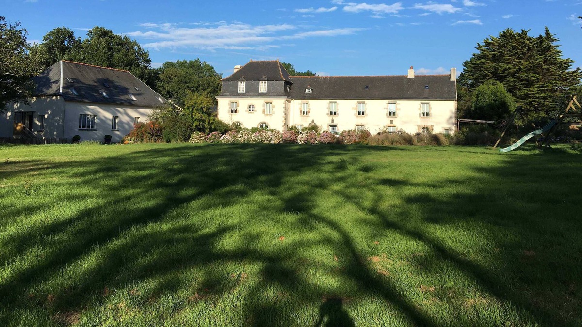 Saint-Derrien House | Cottage in the property of a mansion near the sea