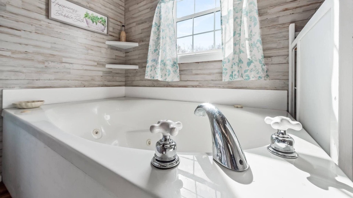 Fort Payne Cottage | Cottage/ jetted tub/ 1acre/charcoal grill/ fire pit/picnic table/ Wi-Fi/ Roku tv