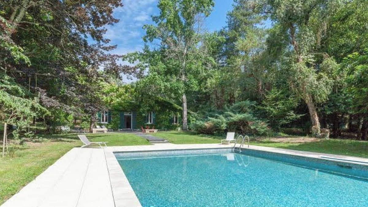 Guitres House | Cottage 'L'Ecrin Vert Domaine La Tuilerie' with Shared Pool and Air Conditioning