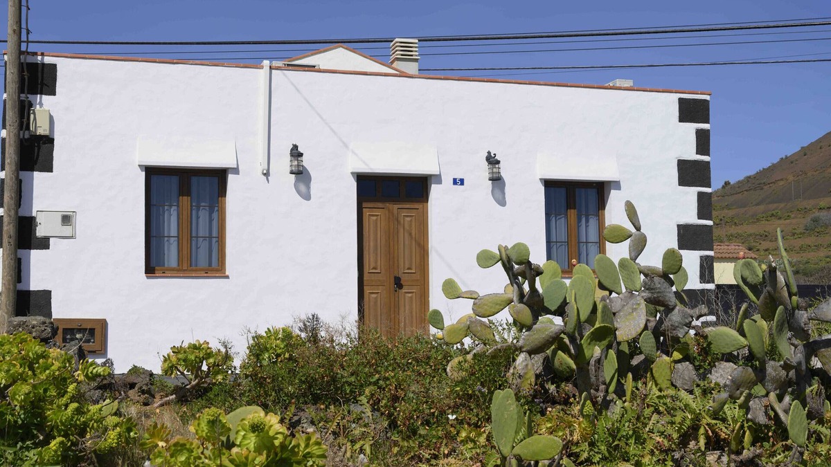 Valverde Cottage | Cottage 'La Higuera Blanca' with Private Garden, Wi-Fi and Air Conditioning