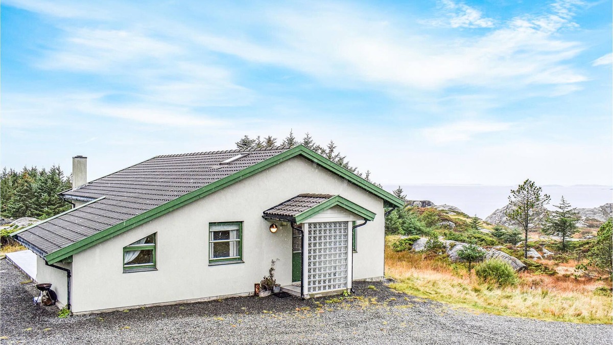 Haugesund House | Cottage nestled in beautiful natural surroundings, just outside Haugesund.