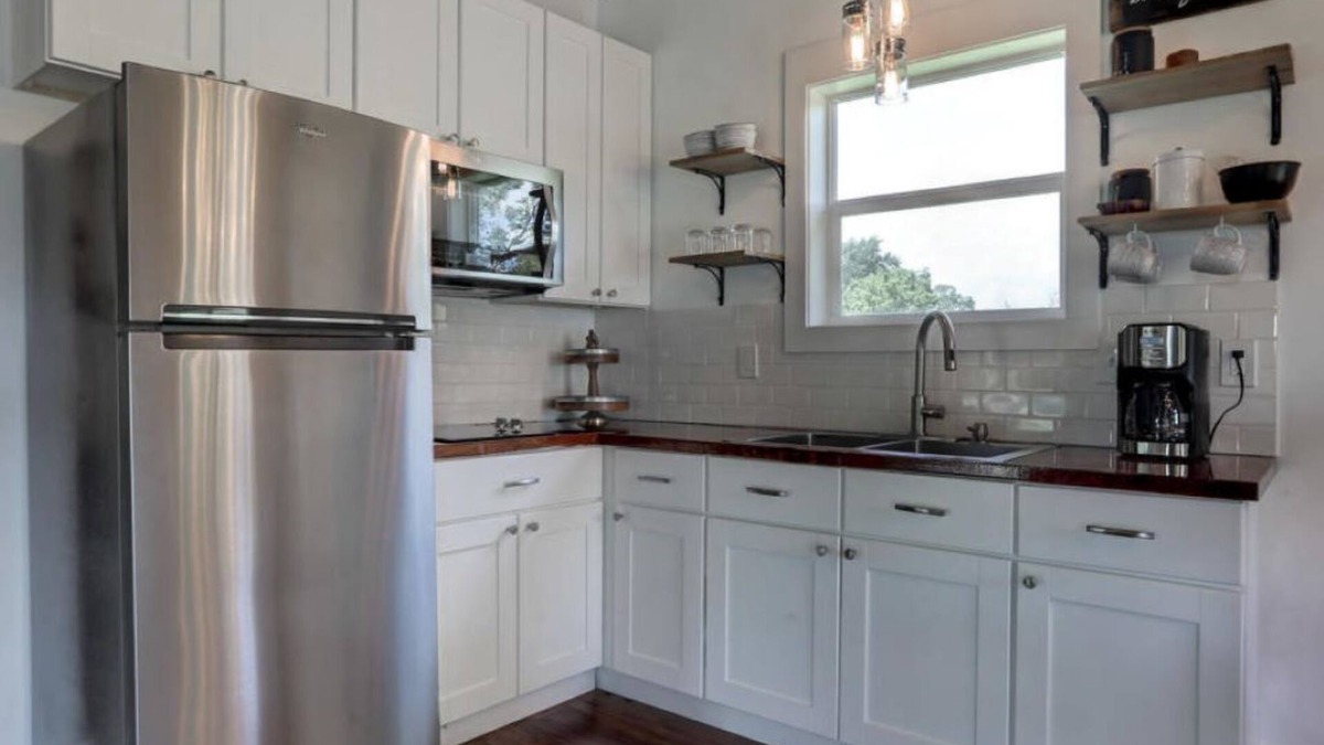 Breaux Bridge Cottage | Cottage on a pond, walking distance to everything Cajun!