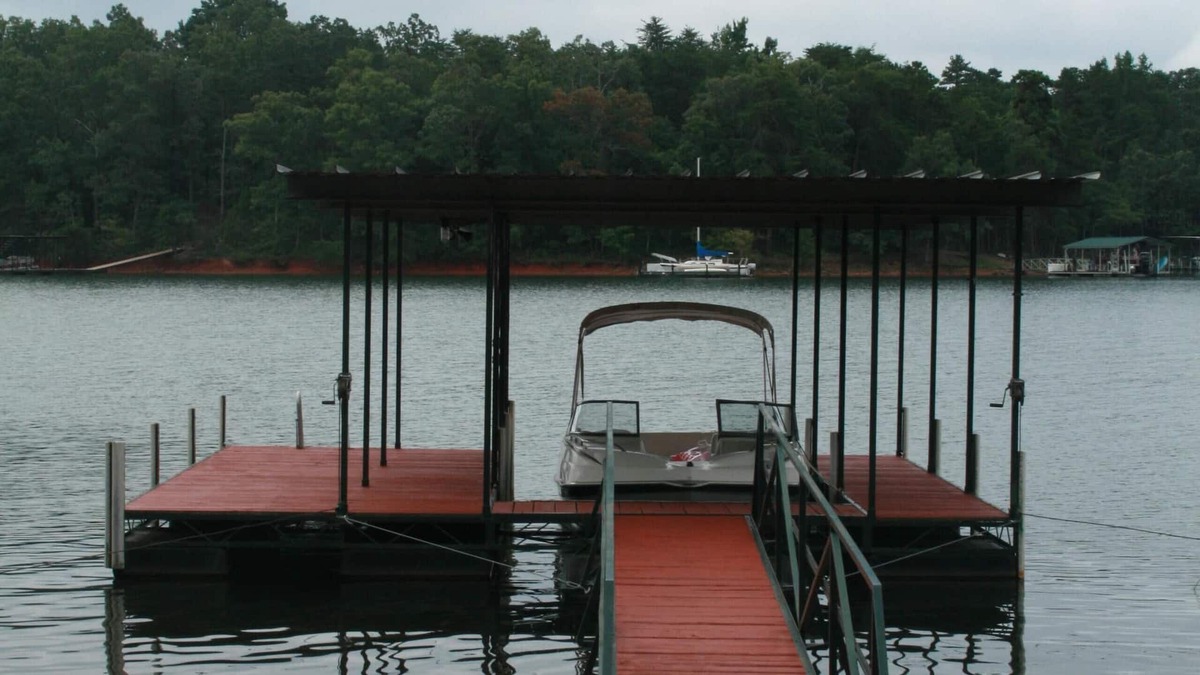 Reed Creek House | Cottage on Lake Hartwell with a beautiful wrap around deck for lazy afternoons!
