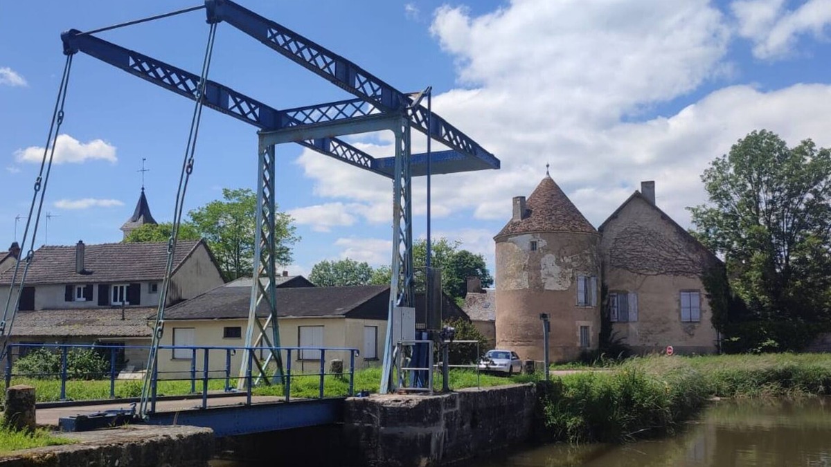 Tannay House | Cottage on the outskirts of the pretty town of Tannay near the Nivernais Canal.