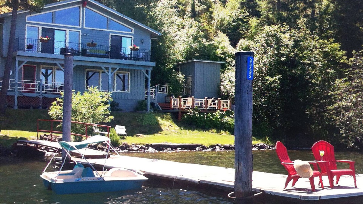 Coeur d'Alene Cottage | Cottage on the Shore: Private Dock, Relaxing Views, Grass Lawn