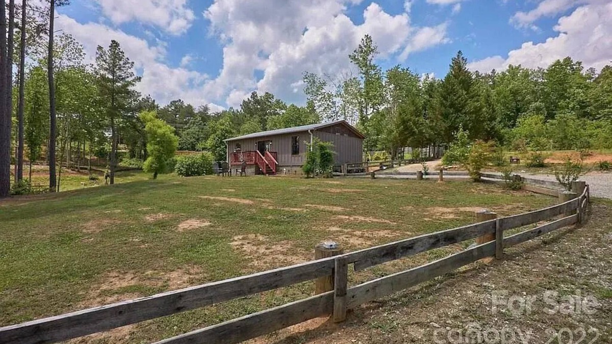 Mill Spring Cottage | Cottage on the water. Kayaks Fishing Fire Pit. 5 mins from TIEC. 15 to Lake Lure