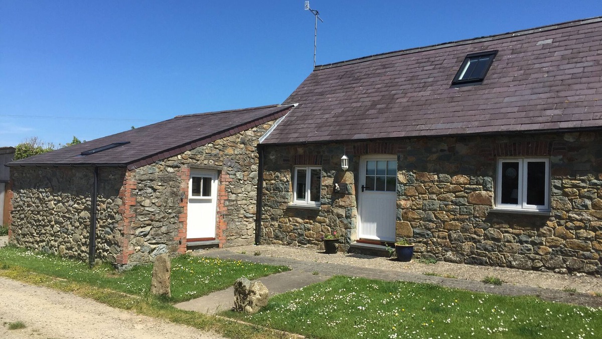 Newport Cottage | Cottage sleeping up to 6 in 3 bedrooms, peaceful. 1 mile to Newport Town Centre