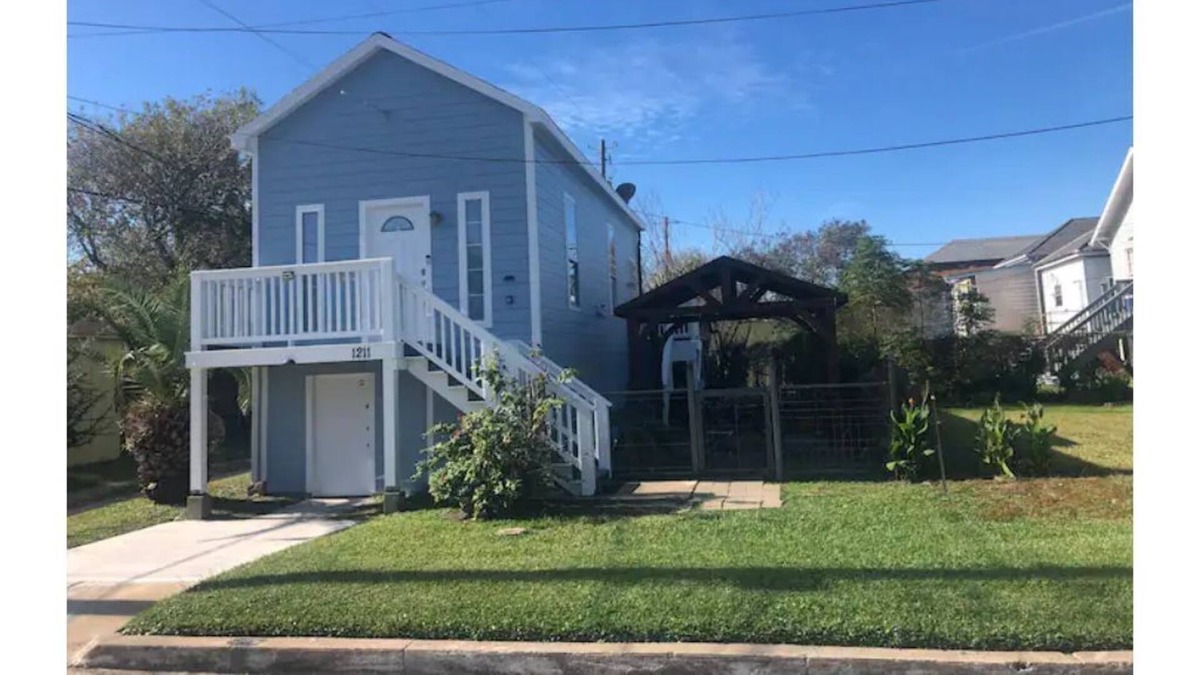 San Jacinto Cottage | Cottage - two blocks from beach