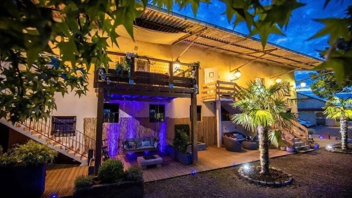 Luneville Cottage | Cottage-Whirlpool bath-Cottage-Garden view