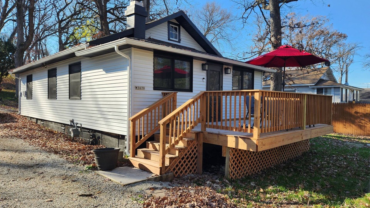 Zenda House | Cottage walking distance to Lake Geneva!