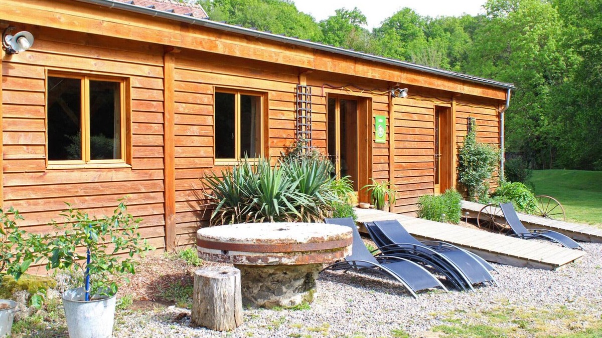 Vernusse Cottage | Cottage with covered pool, pets allowed in Vernusse