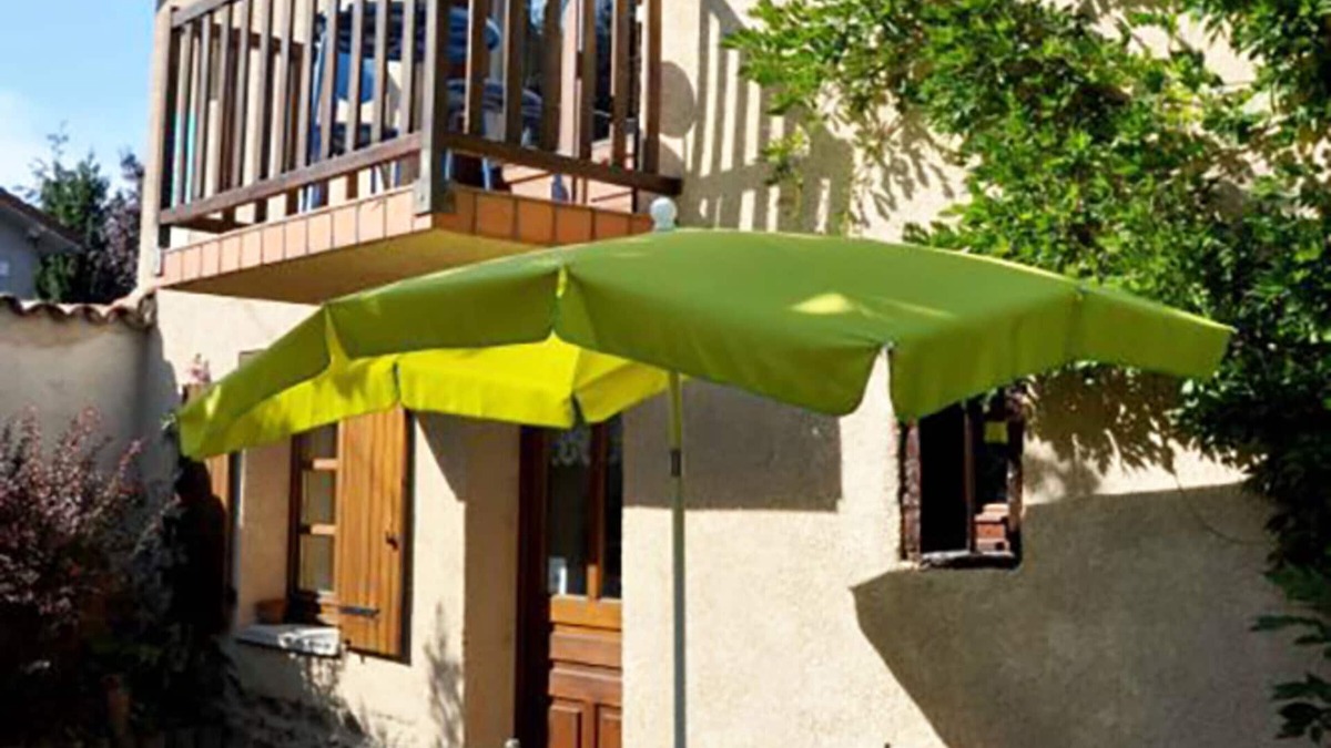 Maringes Cottage | Cottage with fireplace, enclosed garden, pets allowed