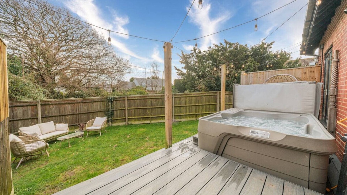 New Forest District House | Cottage with Hot Tub & Garden Near Beach