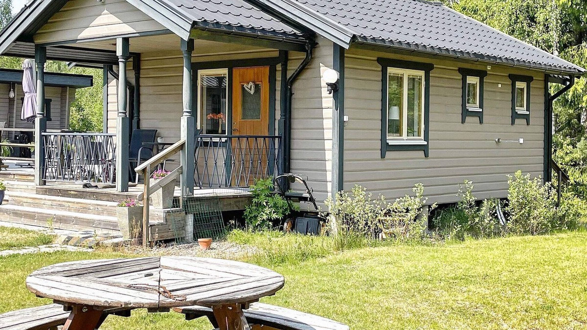 Rejmyre House | Cottage with Hot Tub in Rejmyre