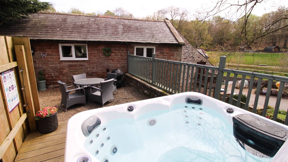 Wing Cottage | Cottage with private hot tub overlooking fishing lake sleeping 4