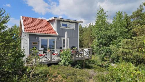 Roennaeng House | Cottage with sea view at Tjorn Island