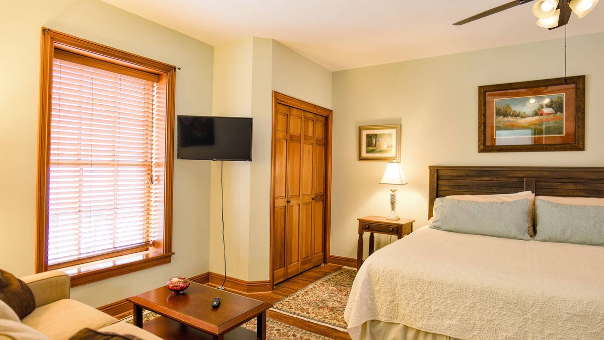Natchez Condo | Cotton Alley | Charming 2-Bedroom Retreat in Historic Natchez, MS