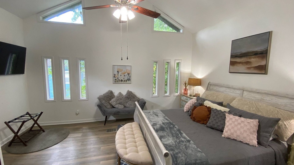 Starkville House | Cotton District | Historic | King Bed