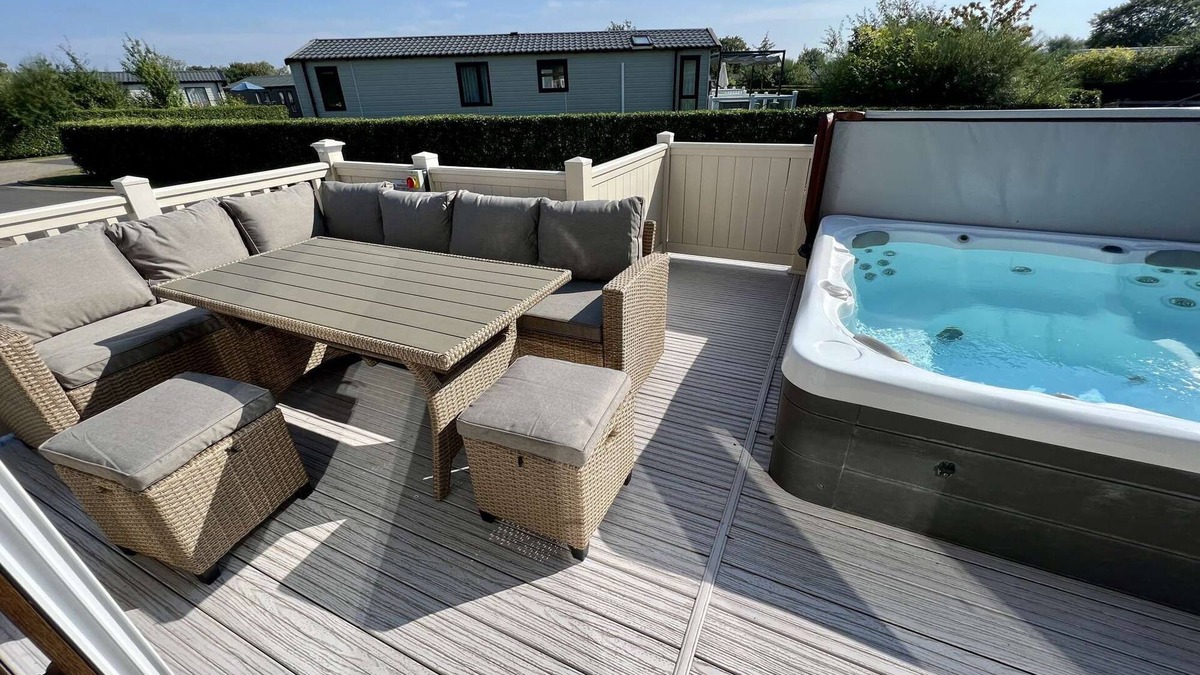 South Cerney House | Cottontail, hot tub holiday home for 6 guests