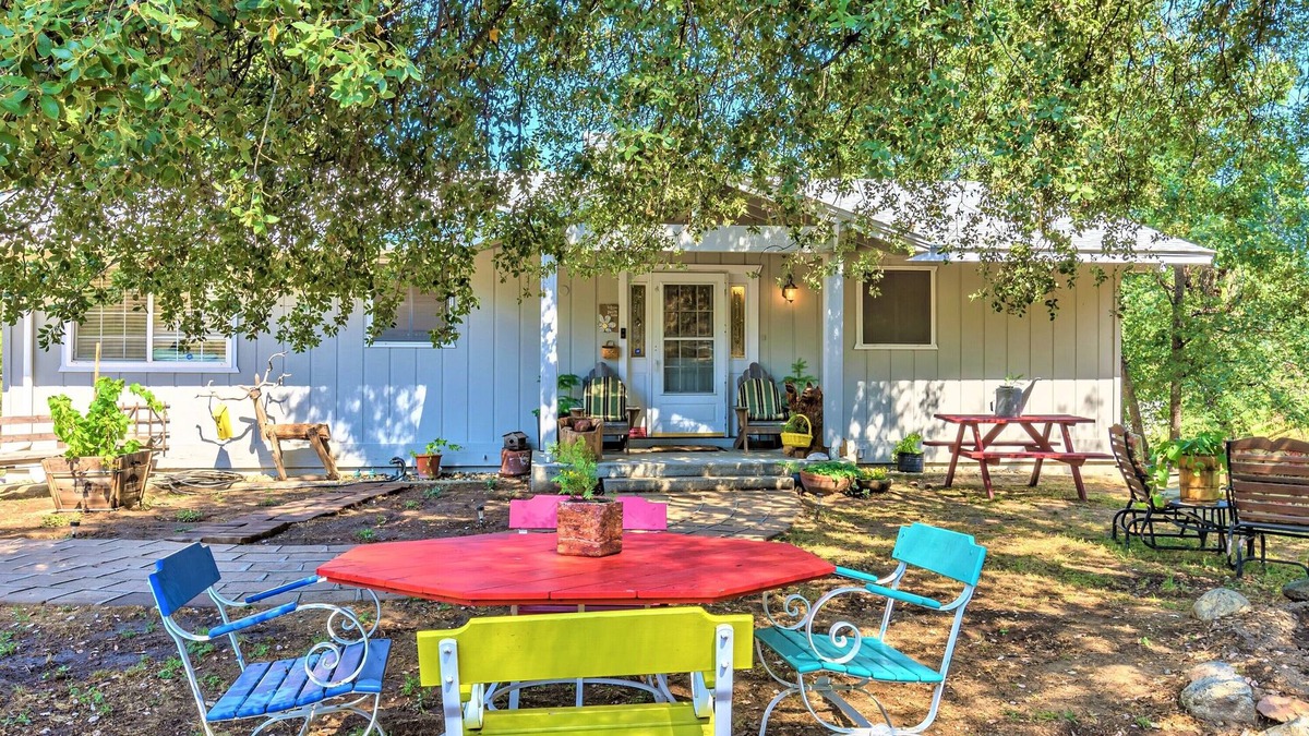 Oakhurst House | Country cabin 11 min to Yosemite toll- 13, guest 7 beds game room 2000 Ft