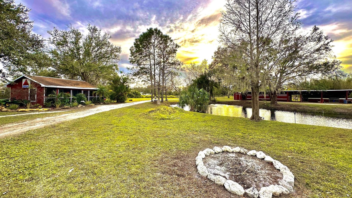 Braden River House | Country Cabin Retreat~Minutes to Siesta Key/Myakka State Park~Pet/Horse freindly