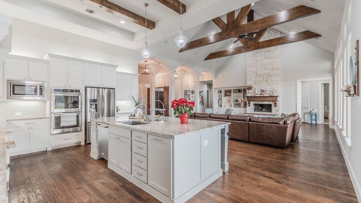 Lucas House | Country charm & close to it all! Sleeps 16+! Sky high ceilings & exposed beams!