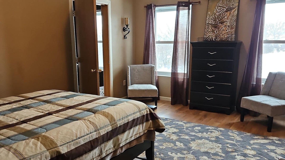 Fremont County Bed & Breakfast | Country Charm in Sidney, Iowa. 56 acres of hiking and pet friendly.