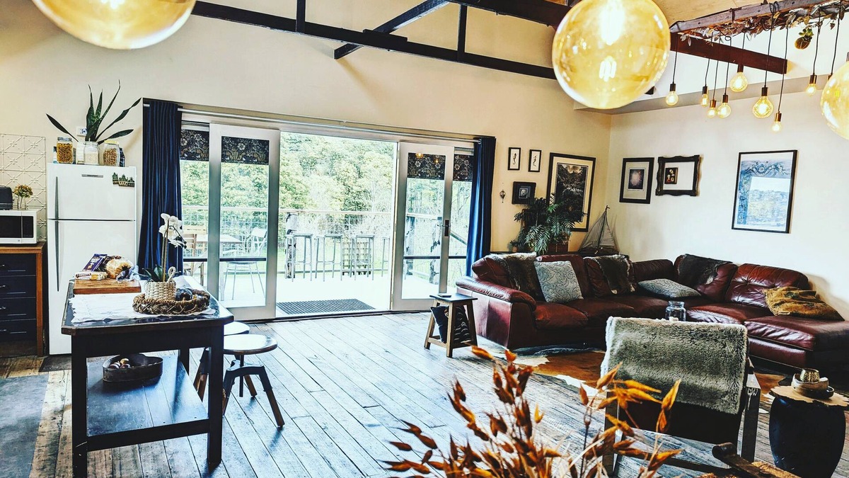 Cygnet House | Country charm meets laid-back luxury, where time slows and hairy moos roamnn