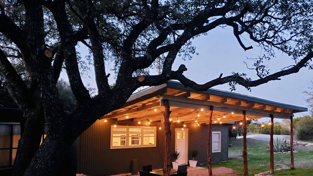 Glen Rose Cottage | Country cottage, 2 BR, 1/2 mi from Fossil Rim, 180° view of countryside
