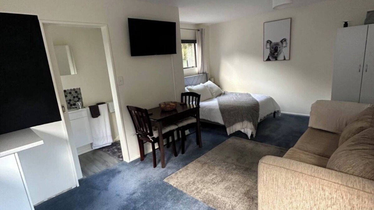 West Melton Cottage | Country cottage close to airport (pet friendly)