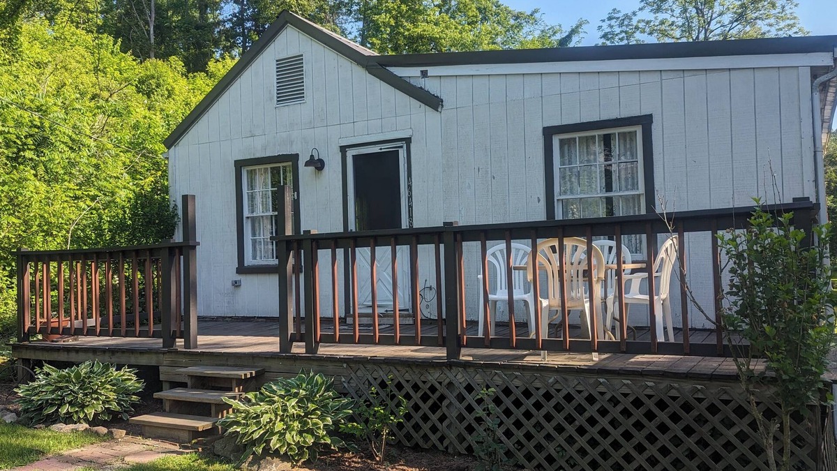 Coshocton Cottage | Country Cottage on 3 acres just 1 mile from Roscoe Village and Coshocton.