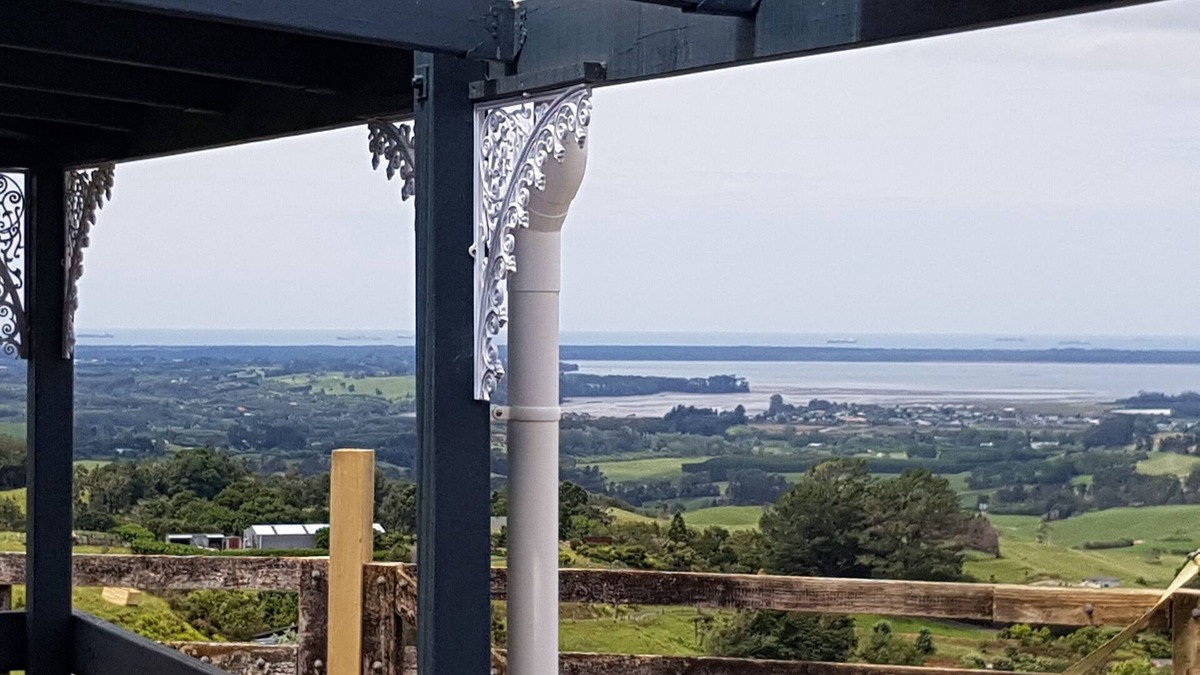 Katikati Cottage | Country Cottage with stunning view of the Tauranga Harbour and Pacific Ocean.