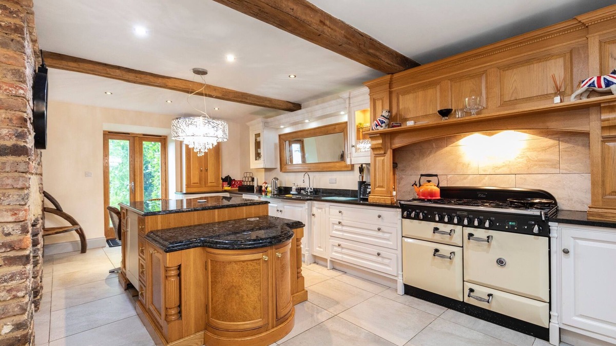 Otley House | Country Farmhouse - Swim spa hot Tub- bbq hut