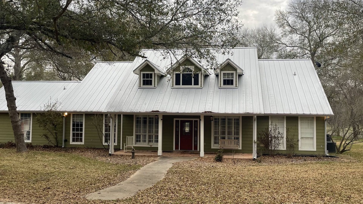 Brenham House | Country Getaway - Lazy Rooster