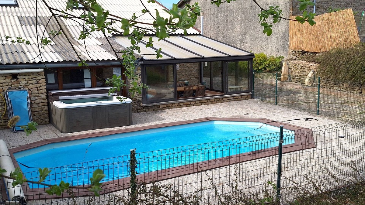 Fosse House | Country gite with large garden, summer heated pool and Jacuzzi