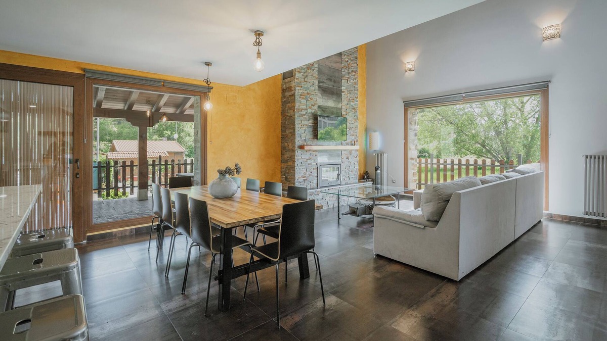 San Leonardo de Yague House | Country House 'La Puerta Del Rio Lobos Il' with Private Pool, Private Terrace and Wi-Fi
